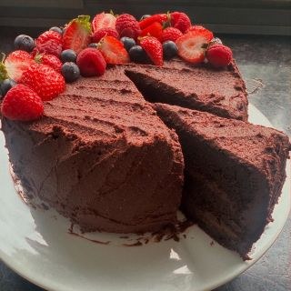 Táto torta je mojím obľúbeným dôkazom toho, že aj bez lepku, mlieka a vajec môže vzniknúť úžasne vláčna, bohatá a...